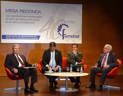 Los exministros José Luis Corcuera (i.) y Juan Carlos Aparicio (d.), junto al presidente de Cepyme, Antonio Garamendi (2º por la d.), y al vicepresidente de Femebur, Esteban Pérez, en la mesa de debate celebrada con motivo del 40 aniversario de Femebur.